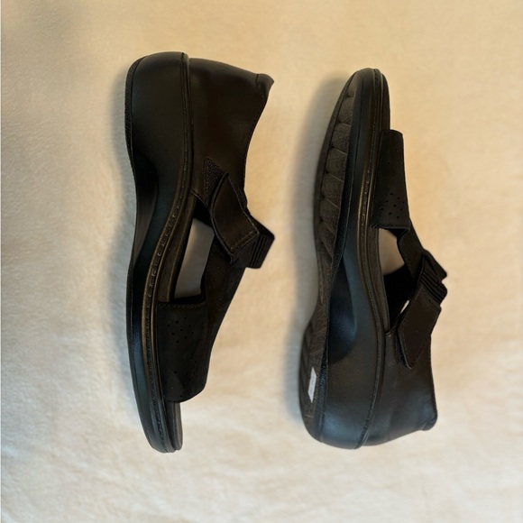 NWOT Aravon Duxbury T-Strap Black Sandal Size 6.5 - Picture 9 of 9